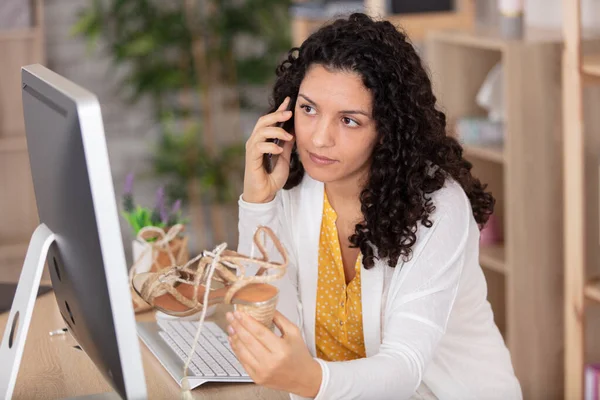 Vrouw Aan Computer Bureau Het Maken Van Telefoongesprek Vasthouden Schoen — Stockfoto