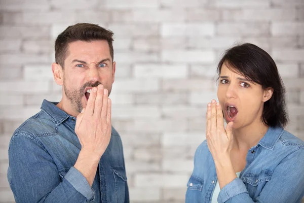 Casal Segurando Mão Sobre Suas Bocas — Fotografia de Stock