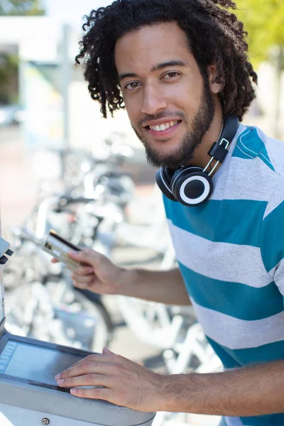Υπαίθριο Πορτρέτο Του Νεαρού Man Αγορές Απευθείας Σύνδεση Στο Tablet — Φωτογραφία Αρχείου