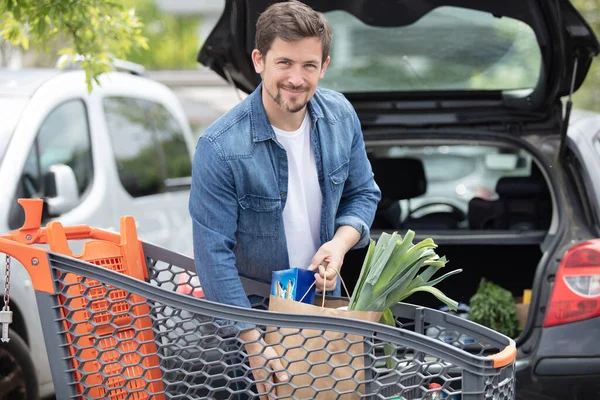 Mutlu Stil Sahibi Adam Yiyecekleri Arabaya Koyuyor — Stok fotoğraf