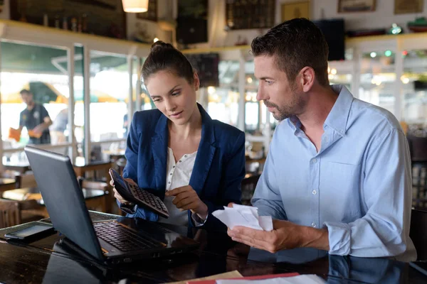 Hedendaagse Economen Financiële Analyse Van Gegevens Maken — Stockfoto