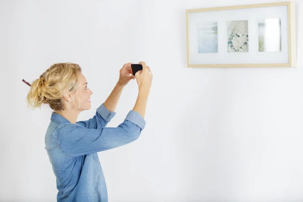 Woman Takes Picture Painting — Stock Photo, Image