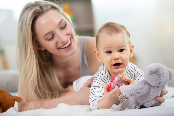 Schattige Baby Moeder Zittend Vloer Thuis — Stockfoto