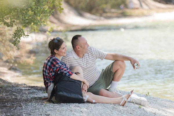 Retrato Casal Feliz Abraçando Perto Lago Rio — Fotografia de Stock