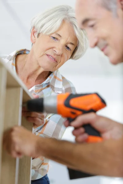 Senioren Paar Assemblying Een Meubel — Stockfoto