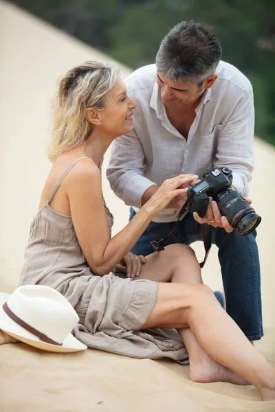 Pareja Ancianos Ríen Mirando Cámara Duna Arena — Foto de Stock