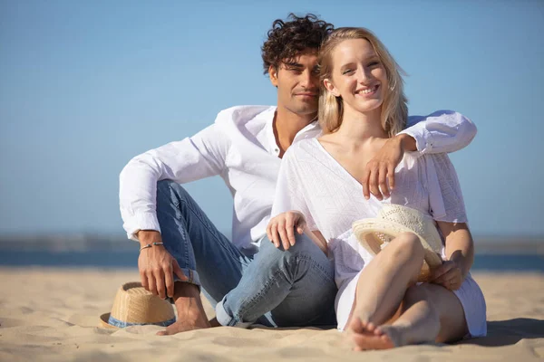 Beautiful Young Couple Sitting Sandy Beach — Stock Photo, Image