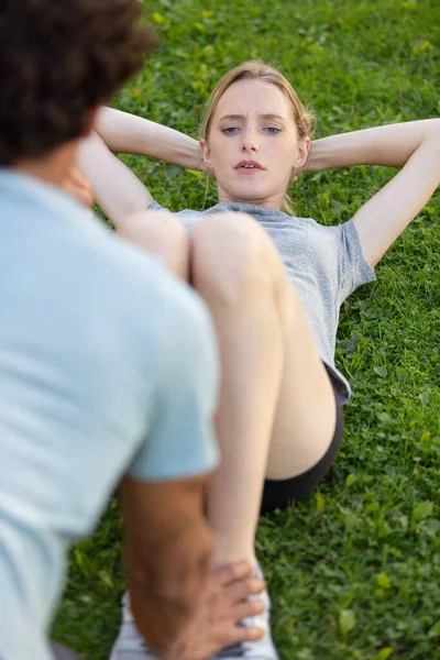 Friska Unga Par Som Gör Acro Yoga Gräs — Stockfoto