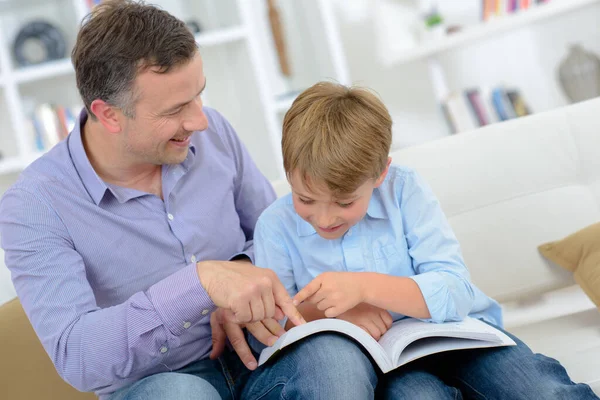 Pappa Och Hans Son Läser Bok — Stockfoto