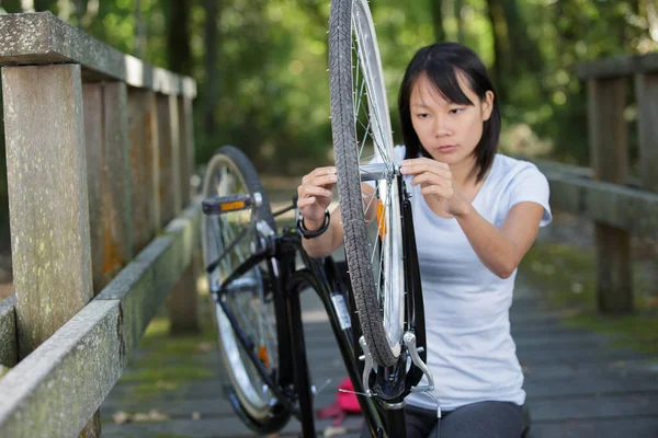Mulher Esporte Ativo Fixação Uma Bicicleta Quebrada Floresta — Fotografia de Stock