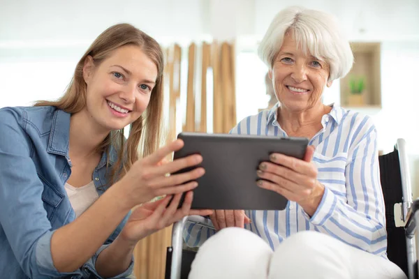 Oude Vrouw Haar Volwassen Dochter Met Behulp Van Tablet — Stockfoto