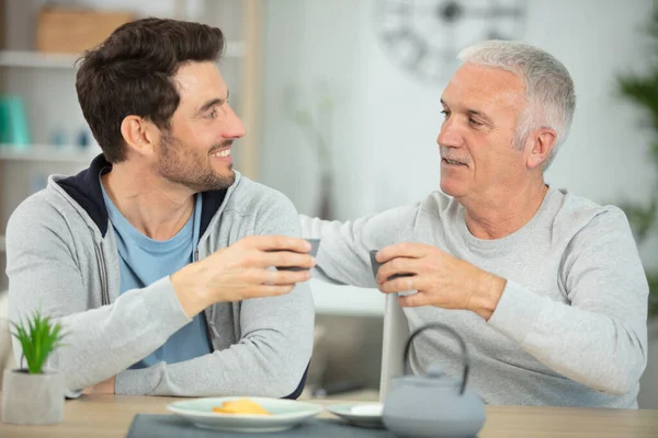 Mature Homme Passer Temps Avec Son Fils Maison — Photo