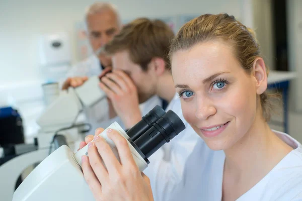 Vacker Kvinnlig Läkare Med Mikroskop — Stockfoto