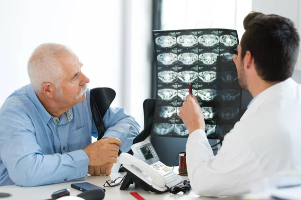 Arzt Mit Patient Schaut Sich Röntgenbilder — Stockfoto