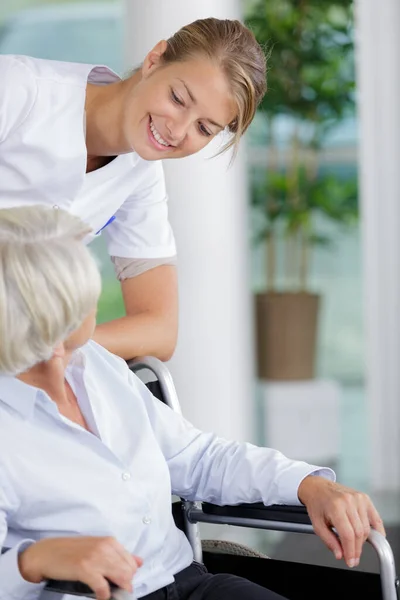 Nurse Caring Elder Woman — Stock Photo, Image