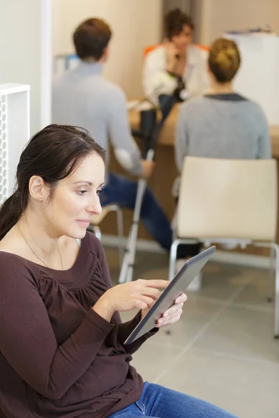 Ασθενή Που Συνδέεται Ένα Ψηφιακό Δισκίο Στην Αίθουσα Αναμονής — Φωτογραφία Αρχείου