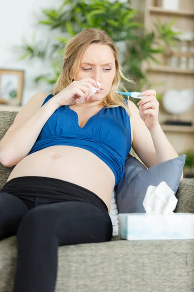 Gravid Kvinna Kontrollerar Sin Temperatur Med Termometer — Stockfoto