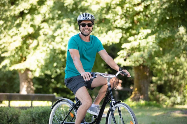 Mann Mit Fahrrad Genießt Fahrt Park — Stockfoto