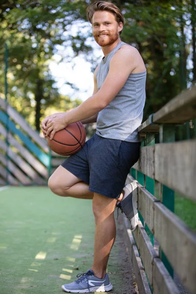 バスケットボールコートの幸せな白人男性の肖像画 — ストック写真