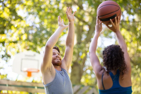 Man Vrouw Die Basketbal Oefenen Het Buitenveld — Stockfoto