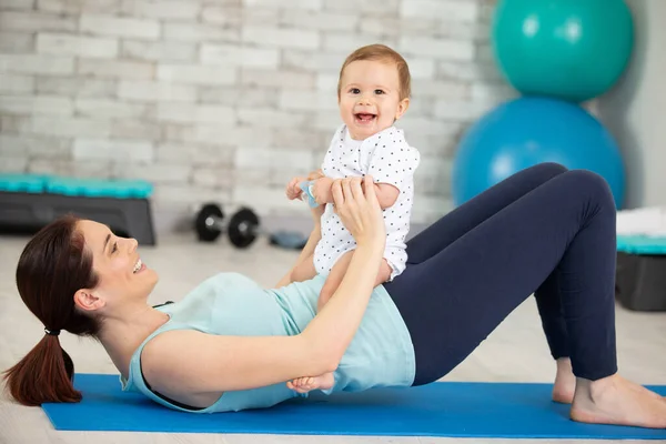 Moeder Doet Fysieke Fitness Oefeningen — Stockfoto