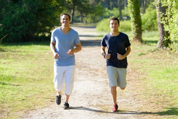 Dos Hombres Corredor Atleta Corriendo Bosque Camino — Foto de Stock