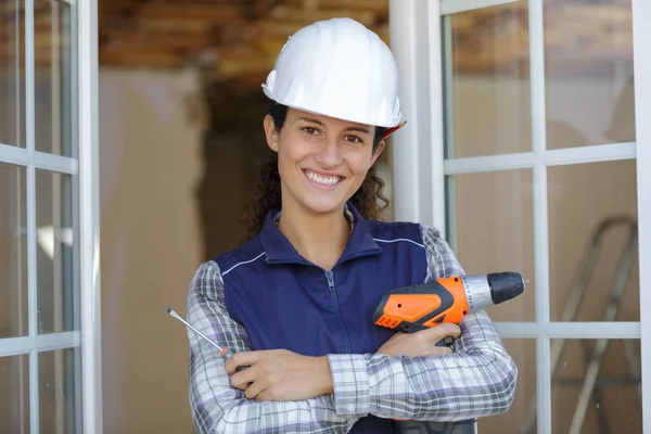 Mulher Com Uma Broca Roupas Proteção Fazendo Reparação Casa — Fotografia de Stock
