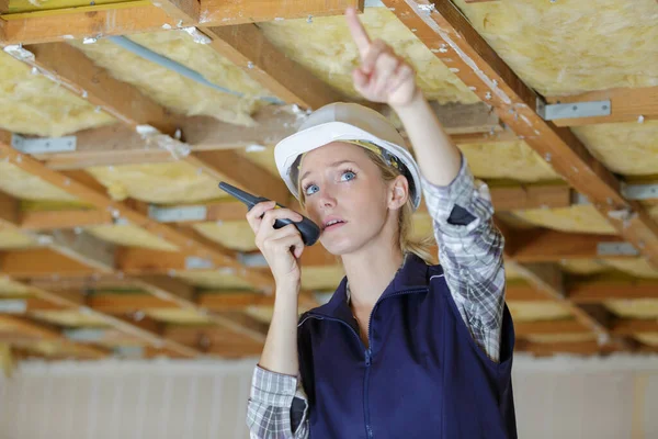 Vrouw Bouwer Beschermende Kleding Aan Bouw Site Walkie Talkie — Stockfoto