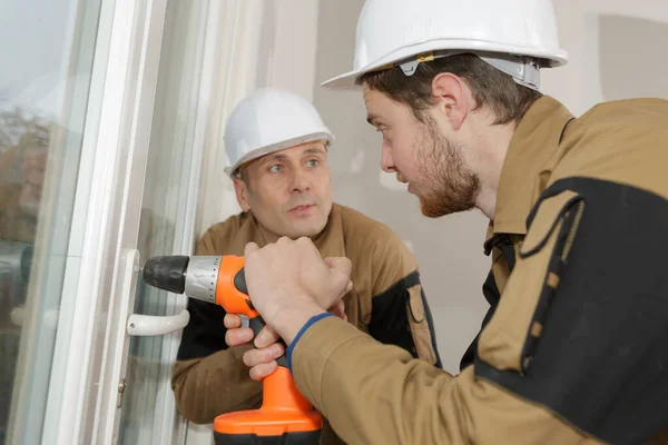 Bouwvakkers Installeren Venster Huis — Stockfoto