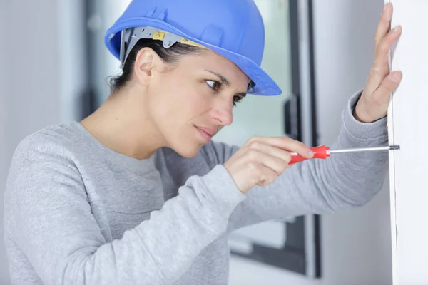 Eine Arbeiterin Schraubt Der Wand — Stockfoto