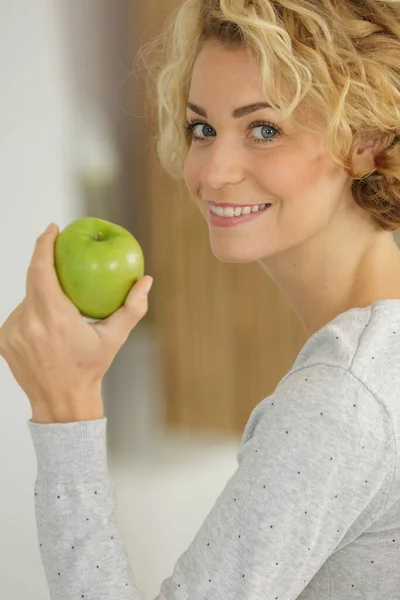 Pretty Lady Holding Apple — Stock Photo, Image