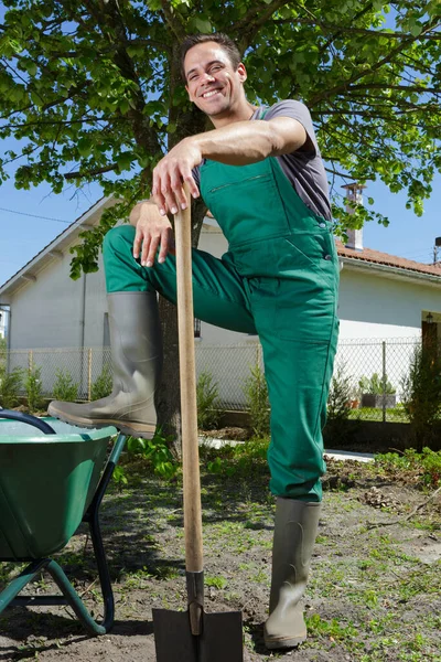 Portrait Jardinier Professionnel Jambe Levée Sur Brouette — Photo