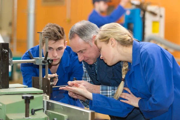 Leerlingen Houtbewerking Freesmachine — Stockfoto