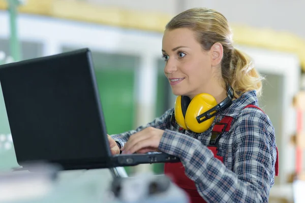 Armazém Trabalhador Feminino Verificando Seu Laptop Armazém — Fotografia de Stock