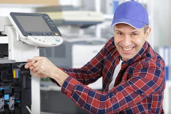 Mann Techniker Reparatur Eines Druckers Arbeitsplatz Bei Der Arbeit — Stockfoto