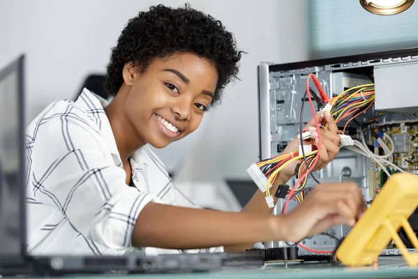 Feliz Jovem Técnico Feminino Olhando Para Câmera — Fotografia de Stock