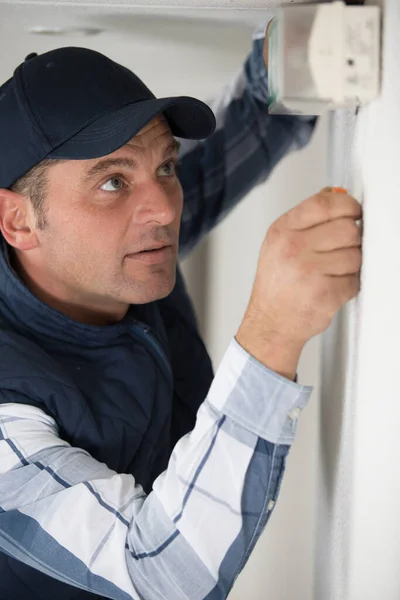 Male Worker Fixing Electrical Outlet — Stock Photo, Image