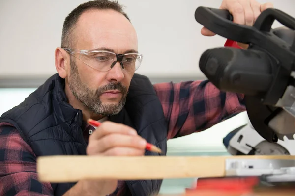 Tischler Mit Brille Sägt Holzbrett Mit Kreissäge — Stockfoto