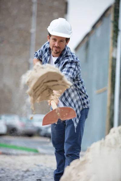 Travesman Schoppen Zand Waarvan Sommige Lucht — Stockfoto