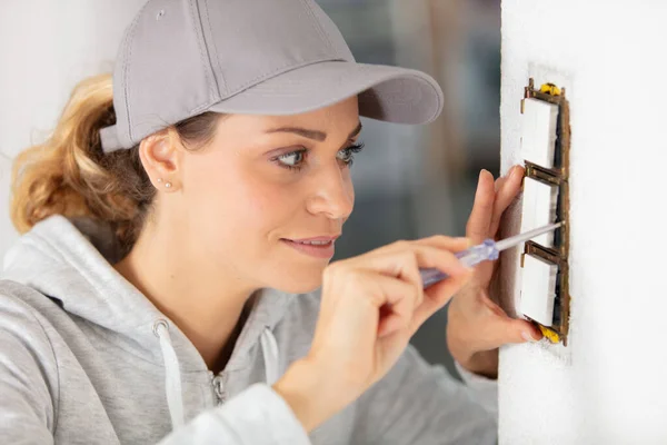 Elektrikerin Installiert Lichtschalter — Stockfoto