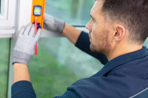 Byggare Hjälm Åtgärder Fönster Med Nivå — Stockfoto