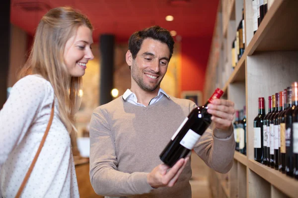 Jovem Casal Alegre Escolher Vinho Sorrindo — Fotografia de Stock