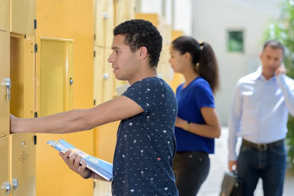 Mladí Lidé Studenti Skříňky Koncept — Stock fotografie