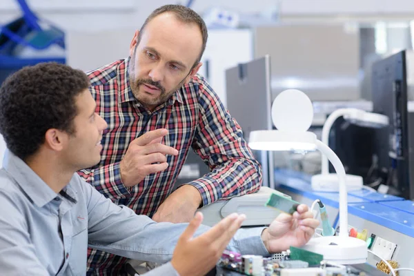 Dos Técnicos Examinando Una Pieza Mecánica Taller —  Fotos de Stock