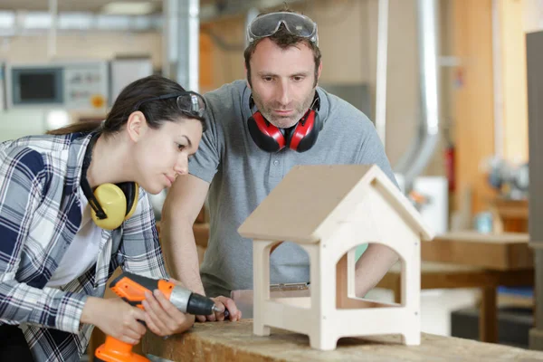 Studerande Träbearbetningsworkshop — Stockfoto