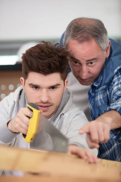 Mann Und Lehrling Lernen Holz Schneiden — Stockfoto