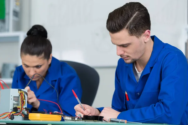 Due Elettricisti Discutono Voltmetro — Foto Stock