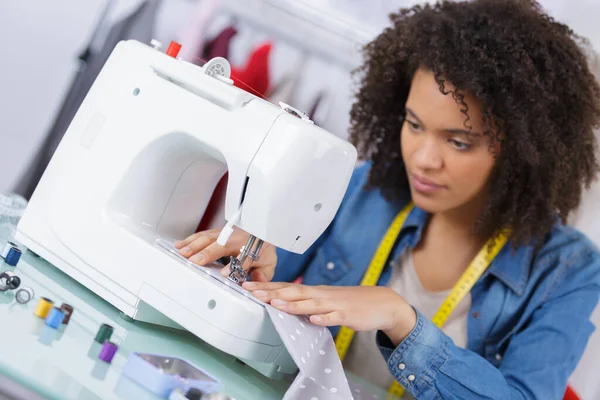 Jovem Costureira Feminina Usando Máquina Costura — Fotografia de Stock