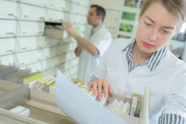 Farmacéutico Que Inspecciona Disponibilidad Del Pedido — Foto de Stock