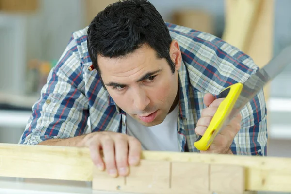 Een Timmerman Hout Aan Het Zagen — Stockfoto